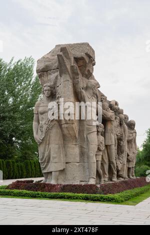 Russie, Volgograd - 01 juin 2024 : le haut-relief à plusieurs figures mémoire des générations est l'élément central de la composition de la place d'entrée Banque D'Images