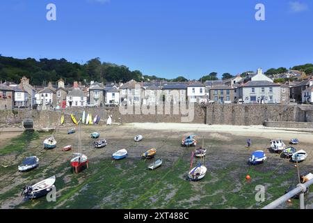 Mousehole mer, sels et voile 2024. Mousehole est un village et un port de pêche en Cornouailles, Angleterre, Royaume-Uni. Banque D'Images