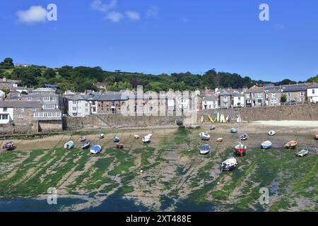 Mousehole mer, sels et voile 2024. Mousehole est un village et un port de pêche en Cornouailles, Angleterre, Royaume-Uni. Banque D'Images