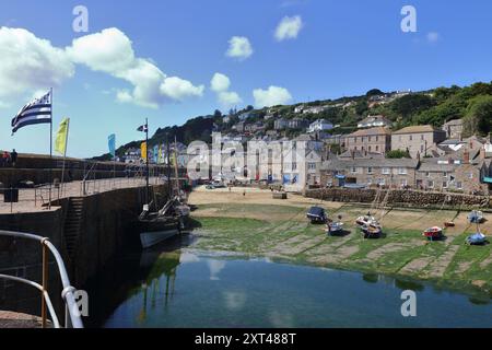 Mousehole mer, sels et voile 2024. Mousehole est un village et un port de pêche en Cornouailles, Angleterre, Royaume-Uni. Banque D'Images