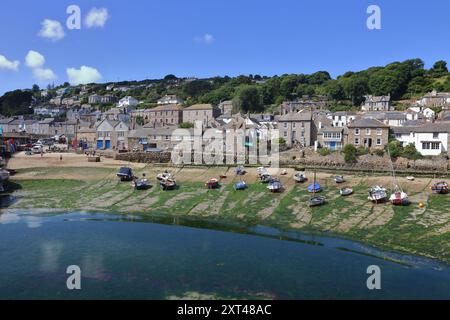 Mousehole mer, sels et voile 2024. Mousehole est un village et un port de pêche en Cornouailles, Angleterre, Royaume-Uni. Banque D'Images