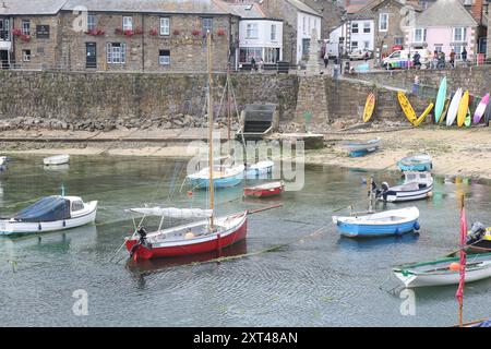 Mousehole mer, sels et voile 2024. Mousehole est un village et un port de pêche en Cornouailles, Angleterre, Royaume-Uni. Banque D'Images