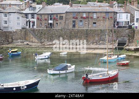 Mousehole mer, sels et voile 2024. Mousehole est un village et un port de pêche en Cornouailles, Angleterre, Royaume-Uni. Banque D'Images