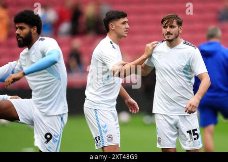 Liam Kitching de Coventry City (à droite) et ses coéquipiers s'échauffent avant le coup d'envoi avant le match du premier tour de la Carabao Cup à Ashton Gate, Bristol. Date de la photo : mardi 13 août 2024. Banque D'Images