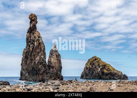 Formations rocheuses près de la côte du village de Ribeira da Janela sur l'île de Madère, Portugal Banque D'Images