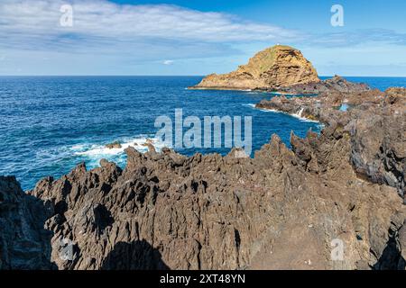 Formations rocheuses près de la côte du village de Ribeira da Janela sur l'île de Madère, Portugal Banque D'Images