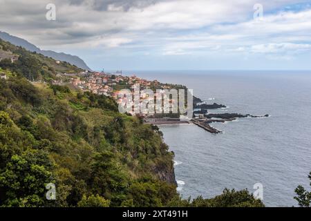 Vue depuis le point de vue de la ville de Seixal sur l'île de Madère, Portugal Banque D'Images