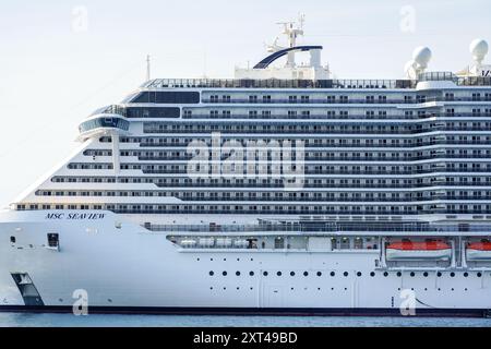 Cannes, France - 26 mai 2024 : vue latérale du grand bateau de croisière moderne de luxe MSC Seaview en Méditerranée près de Cannes sur la Côte d'Azur Banque D'Images