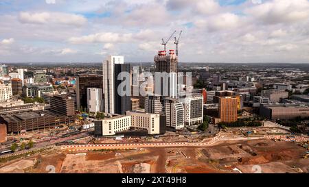 BIRMINGHAM, ROYAUME-UNI - 3 AOÛT 2024. Une vue panoramique aérienne de Birmingham avec un nouveau gratte-ciel en construction avec le HS2 constru Banque D'Images