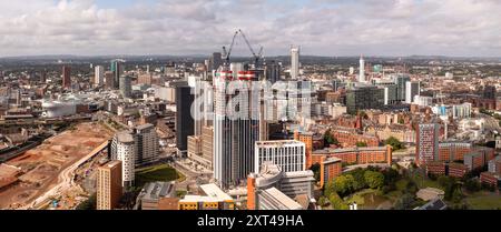 BIRMINGHAM, ROYAUME-UNI - 3 AOÛT 2024. Une vue panoramique aérienne du paysage urbain de Birmingham avec le chantier HS2 longeant l'université Banque D'Images