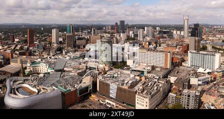 BIRMINGHAM, ROYAUME-UNI - 3 AOÛT 2024. Vue aérienne pamoramique du paysage urbain de Birmingham avec le bâtiment Bullring Rotunda et le quartier commerçant dans le c Banque D'Images