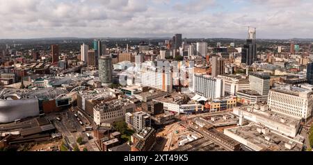 BIRMINGHAM, ROYAUME-UNI - 3 AOÛT 2024. Vue aérienne pamoramique du paysage urbain de Birmingham avec le bâtiment Bullring Rotunda et le quartier commerçant dans le c Banque D'Images