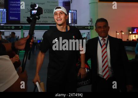 Mexico, Mexique. 12 août 2024. Le boxeur mexicain Marco Verde, médaillé d'argent aux Jeux Olympiques de Paris 2024 dans la division 71 kg, arrive à l'aéroport international de Mexico. Le 12 août 2024 à Mexico, Mexique. (Photo de Carlos Santiago/Eyepix Group/SIPA USA) crédit : SIPA USA/Alamy Live News Banque D'Images
