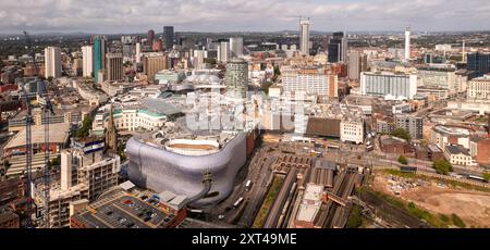 BIRMINGHAM, ROYAUME-UNI - 3 AOÛT 2024. Vue aérienne pamoramique du paysage urbain de Birmingham avec le bâtiment Bullring Rotunda et le quartier commerçant dans le c Banque D'Images