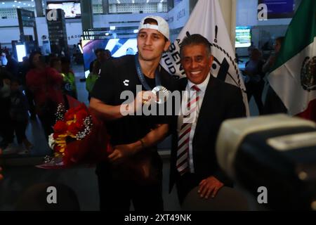 Mexico, Mexique. 12 août 2024. Le boxeur mexicain Marco Verde, médaillé d'argent aux Jeux Olympiques de Paris 2024 dans la division 71 kg, arrive à l'aéroport international de Mexico. Le 12 août 2024 à Mexico, Mexique. (Photo de Carlos Santiago/Eyepix Group/SIPA USA) crédit : SIPA USA/Alamy Live News Banque D'Images