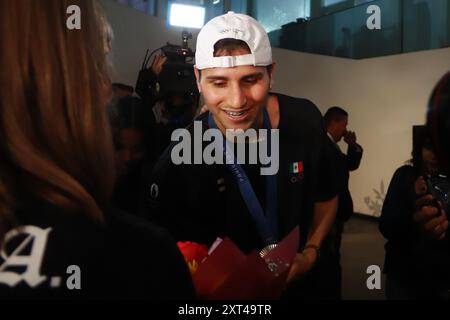 Mexico, Mexique. 12 août 2024. Le boxeur mexicain Marco Verde, médaillé d'argent aux Jeux Olympiques de Paris 2024 dans la division 71 kg, arrive à l'aéroport international de Mexico. Le 12 août 2024 à Mexico, Mexique. (Photo de Carlos Santiago/Eyepix Group/SIPA USA) crédit : SIPA USA/Alamy Live News Banque D'Images