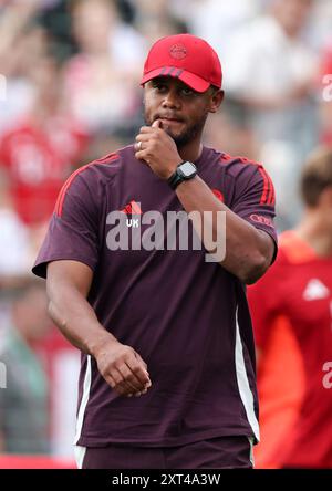 UNTERHACHING, ALLEMAGNE - 13 AOÛT : entraîneur Vincent Kompany du Bayern Muenchen Prior FC Bayern Munich vs WSG Tirol - pré-saison amical au Sportpark Unterhaching le 13 août 2024 à Unterhaching, Allemagne. © diebilderwelt / Alamy Live News Banque D'Images