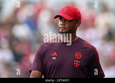 UNTERHACHING, ALLEMAGNE - 13 AOÛT : entraîneur Vincent Kompany du Bayern Muenchen Prior FC Bayern Munich vs WSG Tirol - pré-saison amical au Sportpark Unterhaching le 13 août 2024 à Unterhaching, Allemagne. © diebilderwelt / Alamy Live News Banque D'Images