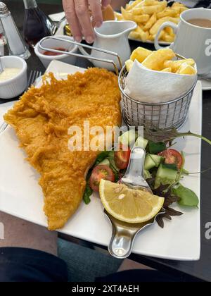 Patin et frites avec tranche de citron au restaurant Sea View Beach Street, Deal, Kent Banque D'Images