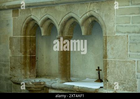 A double piscina in préparé Mary the Virgin Church, Pillerton Hersey, Warwickshire, Angleterre, Royaume-Uni Banque D'Images