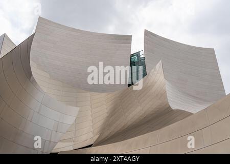 Los Angeles, CALIFORNIE, États-Unis-24 mai 2024 : le Walt Disney concert Hall dans le centre-ville DE Los Angeles, où se trouve l'Orchestre philharmonique de Los Angeles, qui présente l'architecture moderne Banque D'Images