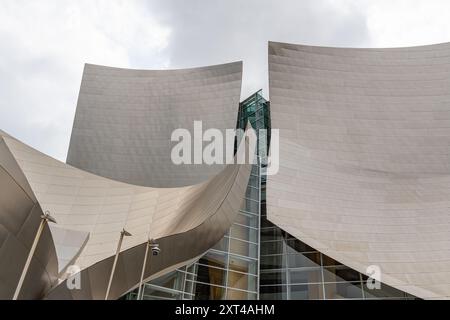 Los Angeles, CALIFORNIE, États-Unis-24 mai 2024 : le Walt Disney concert Hall dans le centre-ville DE Los Angeles, où se trouve l'Orchestre philharmonique de Los Angeles, qui présente l'architecture moderne Banque D'Images