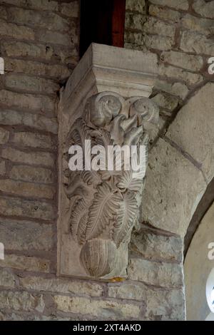 Un corbeau dans le chancel de l'église de préparation Mary`s, Halford, Warwickshire, Angleterre, Royaume-Uni Banque D'Images