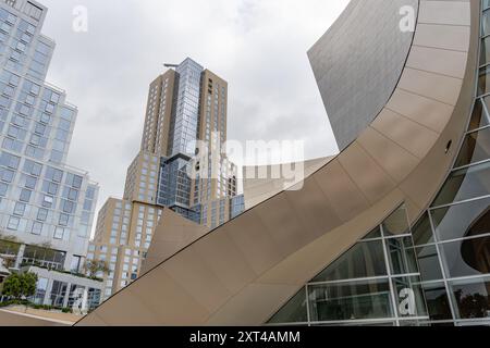 Los Angeles, CALIFORNIE, États-Unis-24 mai 2024 : le Walt Disney concert Hall dans le centre-ville DE Los Angeles, où se trouve l'Orchestre philharmonique de Los Angeles, qui présente l'architecture moderne Banque D'Images