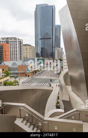 Los Angeles, CALIFORNIE, États-Unis-24 mai 2024 : le Walt Disney concert Hall dans le centre-ville DE Los Angeles, où se trouve l'Orchestre philharmonique de Los Angeles, qui présente l'architecture moderne Banque D'Images