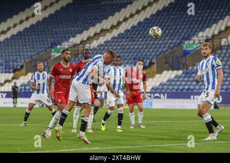 Callum Marshall de Huddersfield Town dirige le ballon au but mais manque lors du match de la Coupe Carabao Huddersfield Town vs Morecambe au John Smith's Stadium, Huddersfield, Royaume-Uni, 13 août 2024 (photo par Alfie Cosgrove/News images) Banque D'Images