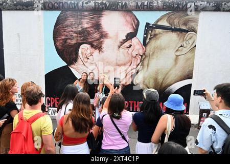 Berlin, Allemagne - 3 août 2024 : graffiti de Dimitry Vrubel représentant le baiser Brejnev et Honecker sur la galerie East Side sur le mur de Berlin. Banque D'Images