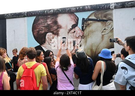 Berlin, Allemagne - 3 août 2024 : graffiti de Dimitry Vrubel représentant le baiser Brejnev et Honecker sur la galerie East Side sur le mur de Berlin. Banque D'Images