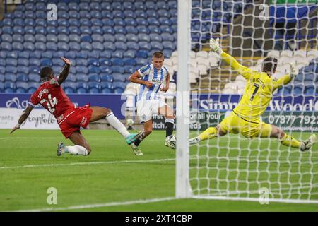 Callum Marshall de Huddersfield Town marque pour faire 2-0 lors du match de la Coupe Carabao Huddersfield Town vs Morecambe au stade John Smith, Huddersfield, Royaume-Uni, 13 août 2024 (photo par Alfie Cosgrove/News images) Banque D'Images