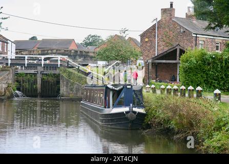 Un bateau étroit à Top Lock, Leeds Liverpool canal, Burscough, Lancashire, Royaume-Uni, Europe le mardi 13 août 2024. Banque D'Images