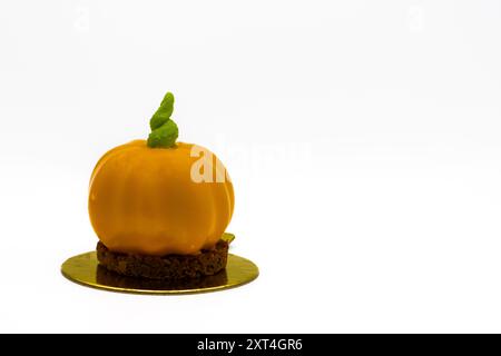 Gâteau en forme de citrouille. Délicieux dessert d'halloween Banque D'Images