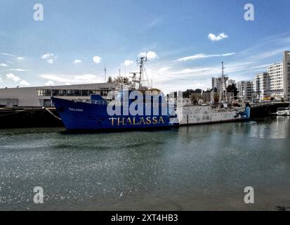 Lorient, France - 10 avril 2012 : Focus sur l'ancien navire Thalassa I. C'était un musée. Il a été détruit un mois plus tard au Havre. Banque D'Images