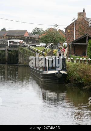 Marcheurs à l'écluse de Top, à la jonction du canal Leeds Liverpool et du canal Rufford Branch Line, Burscough, Lancashire, Royaume-Uni, Europe. Banque D'Images