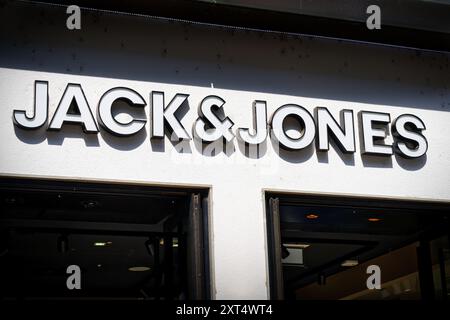 Cologne, Allemagne, 12 août 2024 : panneau publicitaire Jack&Jones sur la célèbre rue commerçante Schildergasse à Cologne Banque D'Images