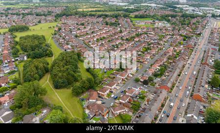 Aerial, Tameside, Droylsden stock de logements le long de Manchester Rod et espaces verts Banque D'Images