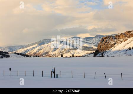 Lever de soleil d'hiver dans les montagnes de San Juan près de Creede, Colorado, États-Unis Banque D'Images