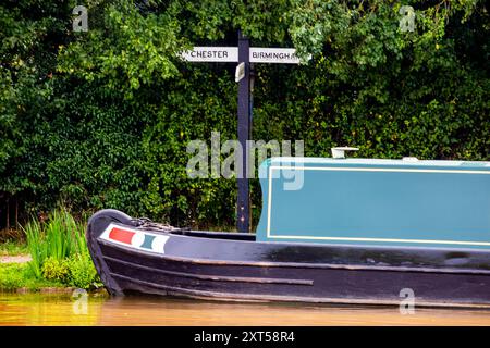 Bateau étroit sur le canal Shropshire union en passant un panneau pour Chester et Birmingham Banque D'Images