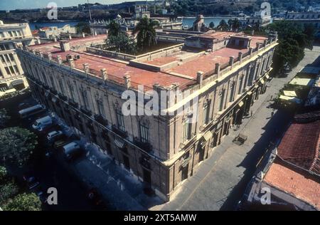 Image d'archive de 2001 montrant une vue surélevée du centre de la Havane. Montre Palacio de los Capitanes Generales en premier plan avec Castillo de la Real Fuerza et le canal d'entrée du port de la Havane derrière. Depuis le bar sur le toit de l'Hôtel Ambos Mundos. Banque D'Images