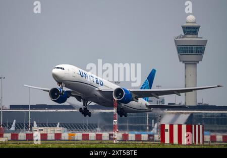 Boeing 777 de United Airlines, décollage de l'aéroport d'Amsterdam Schiphol, Kaagbaan, 06/24, tour de contrôle aérien, terminal, pays-Bas, Banque D'Images