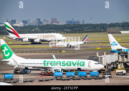 Aéroport d'Amsterdam Schiphol, Emirates Airbus A380 décollant sur la piste d'Aalsmeerbaan, avions sur la voie de circulation, au terminal, porte d, enregistrement, a Banque D'Images