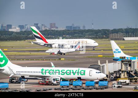 Aéroport d'Amsterdam Schiphol, Emirates Airbus A380 décollant sur la piste d'Aalsmeerbaan, avions sur la voie de circulation, au terminal, porte d, enregistrement, a Banque D'Images