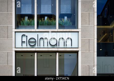 Cologne, Allemagne, 12 août 2024 : panneau publicitaire Fielmann sur la célèbre rue commerçante Schildergasse à Cologne Banque D'Images