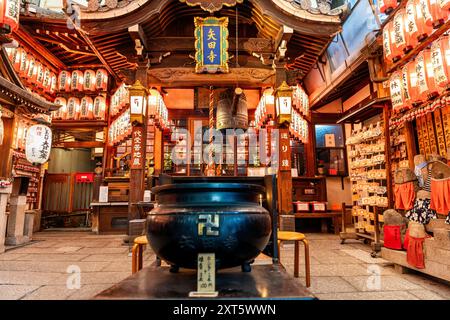 Entrée du temple Kongô-zan Yatadera, un temple bouddhiste Nishiyama Jodo-shû à Kyoto, Japon, dans la galerie marchande couverte de Teramachi. Banque D'Images