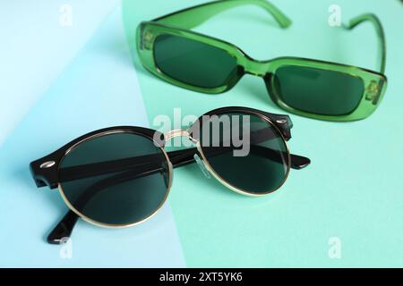 Lunettes modernes sur fond turquoise, gros plan Banque D'Images