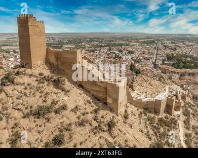 Vue aérienne du château de l'Alhama avec grand donjon carré restauré en utilisant le béton et les ruines de peuplement ibérique dans le sud de l'Espagne province de Murcie. Banque D'Images