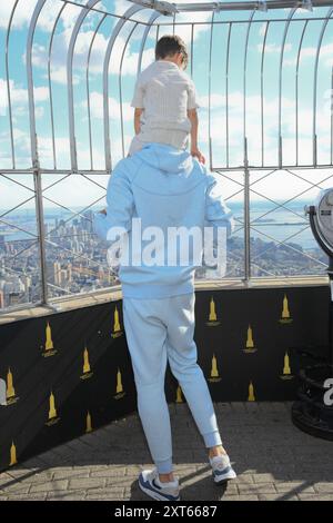 New York, États-Unis. 13 août 2024. L'olympien Matt Anderson visite l'Empire State Building à New York, NY, le 13 août 2024. (Photo par Efren Landaos/Sipa USA) crédit : Sipa USA/Alamy Live News Banque D'Images